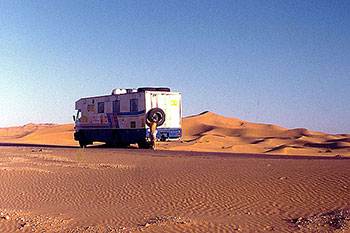 Na první exotickou jízdu jsme s turisty vyrazili na podzim 1991 a zastavili jsme se až uprostřed Sahary v barvitém alžírském pohoří Hoggar. / Cestovní kancelář Pangeo tours | Cestovní kancelář PangeoTours