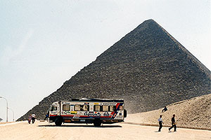 Hotelbus cestovní kanceláře AquaClub na cestě po Egyptě / Cestovní kancelář Pangeo tours | Cestovní kancelář PangeoTours