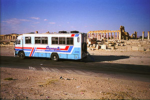 Hotelbus v Palmyře, Sýrie, 1994 / Cestovní kancelář Pangeo tours | Cestovní kancelář PangeoTours