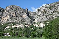 Středověká vesnička Moustiers-Sainte-Marie je proslavená výrobou fajánse